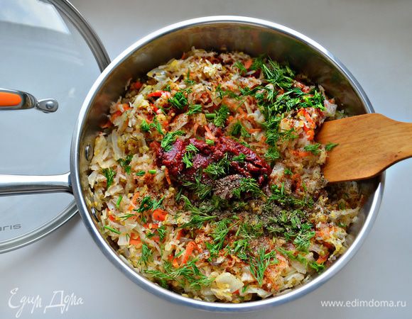 Тонко нашинкованную квашеную капусту отжать (если слишком кислая, то лучше немного промыть). В сотейник к луку добавить капусту, булгур ТМ «Националь», зелень, томатную пасту, приправить перцем и перемешать.