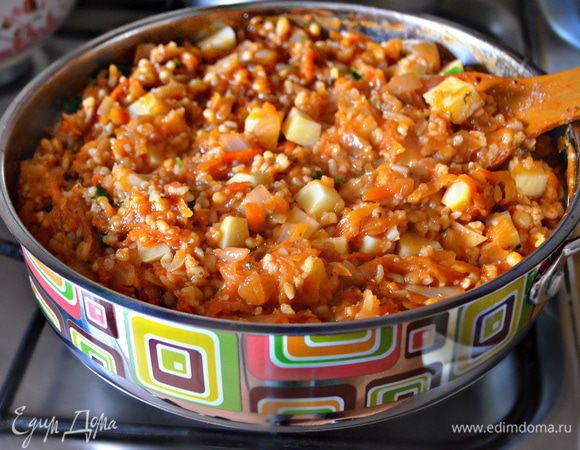 Залить водой и тушить при закрытой крышке в общей сложности 3, 5-4 часа, периодически перемешивая и добавляя понемногу воду. Через 2 часа после тушения добавить мелко порезанный кубиками картофель, добавить еще немного воды.