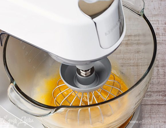 Желтки смешайте с солью, перцем и горчицей. Для более тщательного и быстрого приготовления воспользуйтесь специальной насадкой венчик, которая легко взобьет желтки до необходимой степени. 