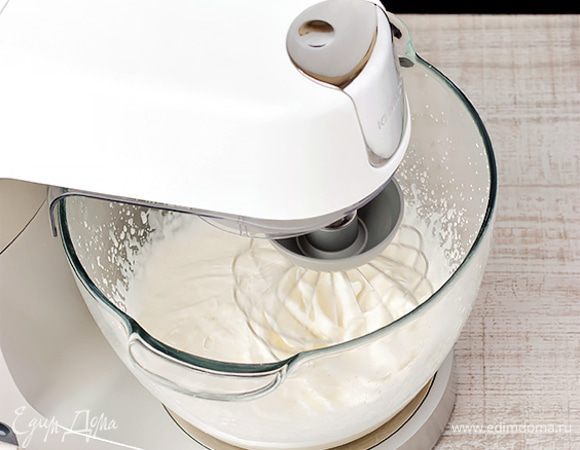 Приготовьте крем. Для этого взбейте рикотту, добавьте маскарпоне, сахар, мед. Введите по одному яйца. Перемешайте все в однородную массу. Чтобы крем получился воздушным и быстрее достиг необходимой консистенции, доверьте работу кухонной машине с насадкой венчик. Результат вас приятно удивит.