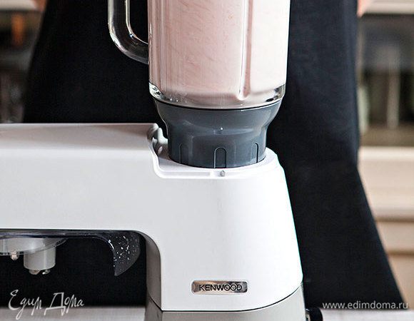 Йогурт, замороженную вишню и банан смешайте до однородной массы. В этом вам поможет кухонная машина KENWOOD со специальной насадкой блендер. Вы значительно сэкономите время, ведь с помощью насадки можно легко соединить и взбить все ингредиенты без лишних усилий.