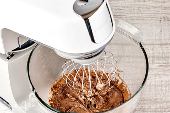 Сахар соедините с желтками, добавьте какао и взбейте все до растворения сахара. В этом случае можно воспользоваться кухонной машиной KENWOOD с насадкой венчик. Процесс займет всего пару минут.