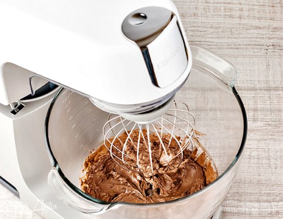 Сахар соедините с желтками, добавьте какао и взбейте все до растворения сахара. В этом случае можно воспользоваться кухонной машиной KENWOOD с насадкой венчик. Процесс займет всего пару минут.