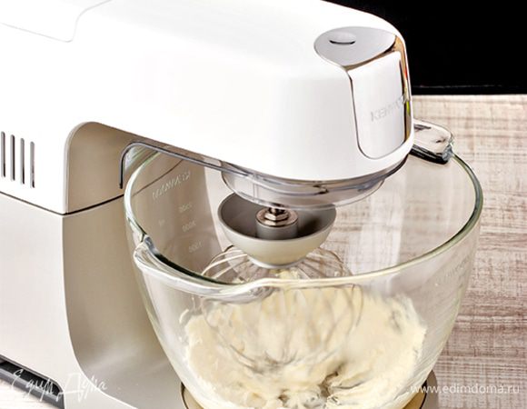 Белки отдельно взбейте до устойчивых пиков, понемногу добавляя сахарную пудру. Упростить задачу вы можете с помощью специальной насадки венчик. Процесс займет всего пару минут, а текстура взбитой массы будет более воздушной.