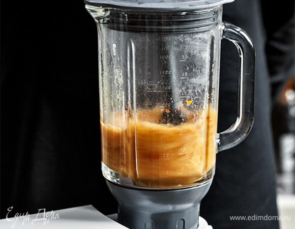 Когда апельсины будут почти готовы, перетрите все в блендере. Лучше всего использовать специальный термостойкий блендер для кухонной машины KENWOOD. Вы сможете протереть до однородной консистенции даже горячие апельсины с сиропом.