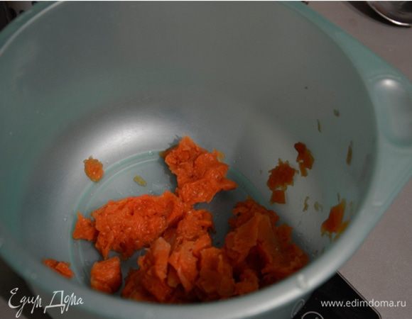 Тыкву необходимо отварить или запечь. Отжимаем лишнюю жидкость и пюрируем.