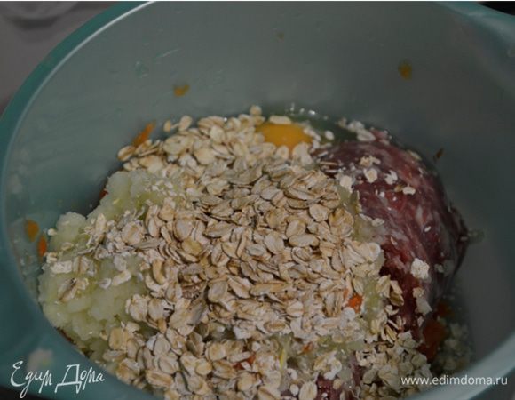 Далее смешиваем все ингредиенты, солим, перчим. Фарш хорошо перемешиваем и отбиваем.