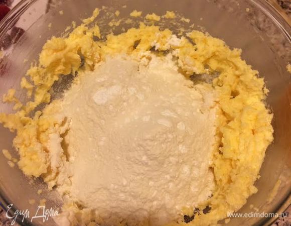 Просеять муку с разрыхлителем, солью и содой. Добавить муку и замесить тесто.