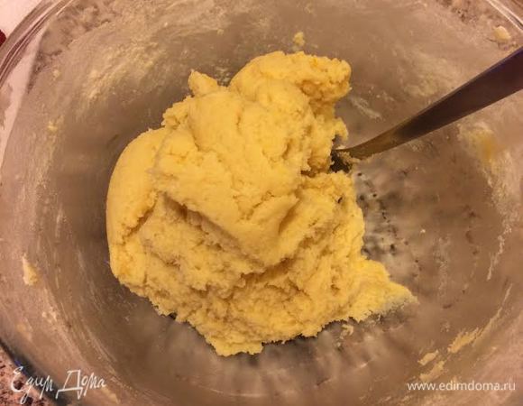 Миску с тестом накрыть пленкой и отправить в холодильник на 1 час.