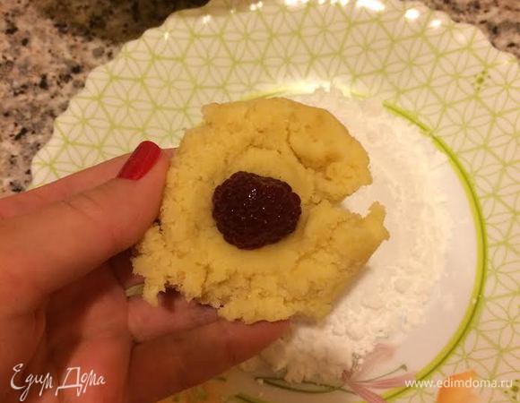 Внутрь положить малину.