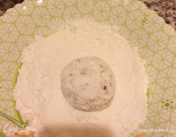 Сформировать шарик и обвалять его в сахарной пудре.