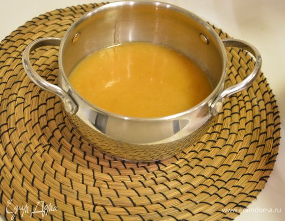 Дынное варенье измельчить в блендере. Тут подойдет любое варенье, которое готовилось без воды. 