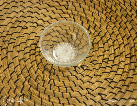 Смешать лимонную кислоту с водой.