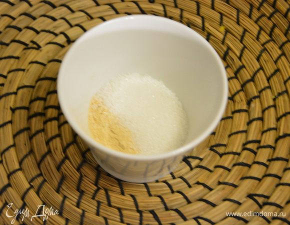 Смешать пектин с сахаром.