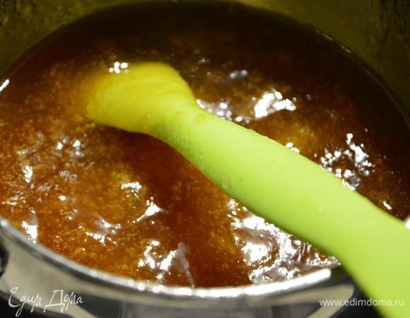 Вскипятить дынное варенье, добавить пектин с сахаром, перемешать. Варить 7-10 минут, постоянно помешивая. Снять с плиты и влить лимонную смесь. Интенсивно перемешать.