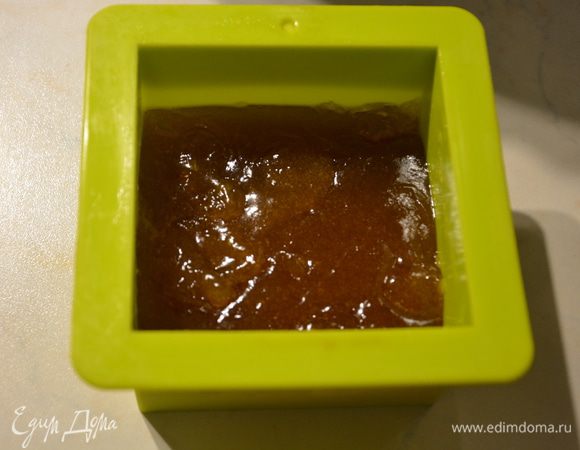 Силиконовую форму смазать растительным маслом. Вылить мармеладную жидкость. Остудить.