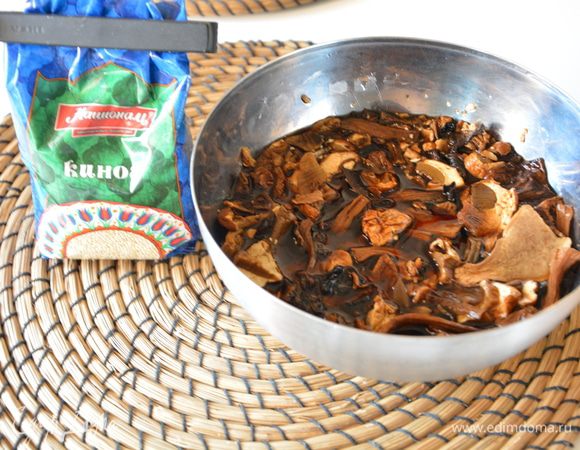 Лесные сухие грибы замочить на ночь в кипятке.