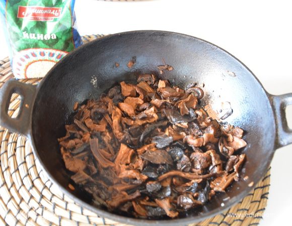 Грибы тушить в той же воде, в которой замачивались. Как только вода выпарится, добавить соль, перец, растительное масло и обжарить 5 минут.