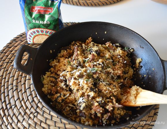 Добавить отварной киноа и перемешать. Натереть пармезан и посыпать тимьяном.