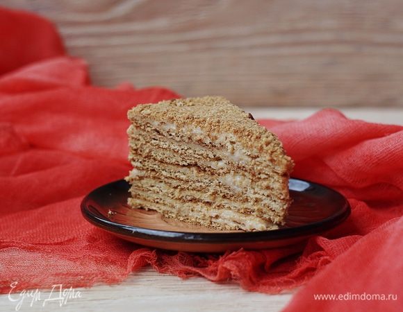 Убрать торт на ночь в холодильник, чтобы он пропитался.