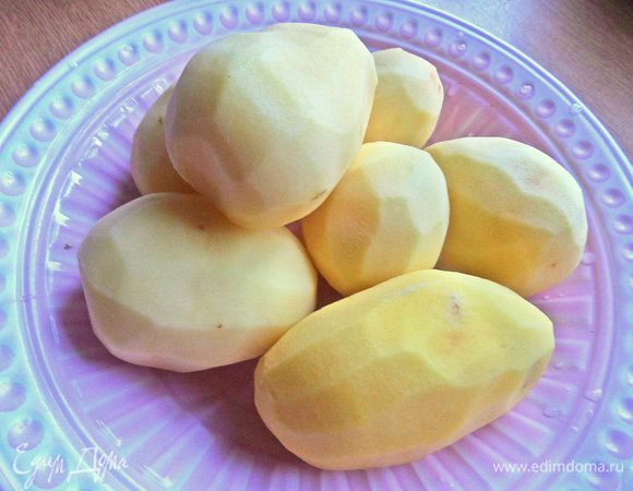 Картофель отварить.
