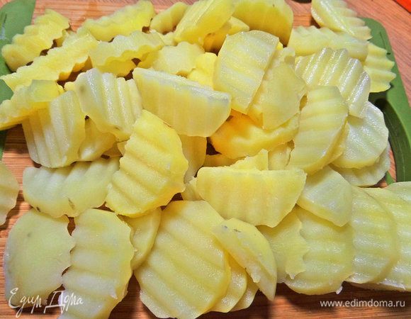 Нарезать ножиком зигзаг.