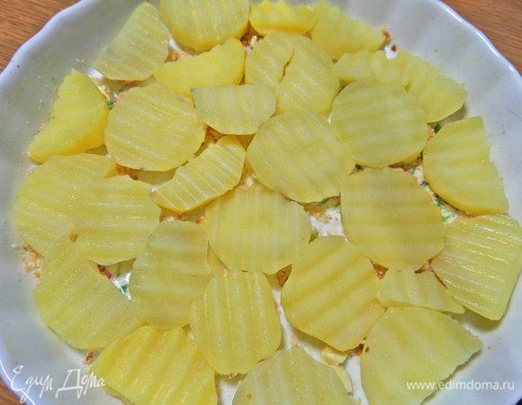 Слоями выложить картофель.