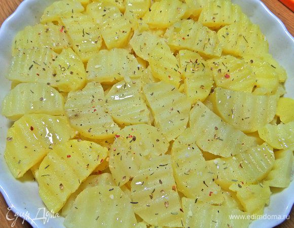 У меня вышло 2 ряда, посыпать итальянскими приправками и смесью перцев.