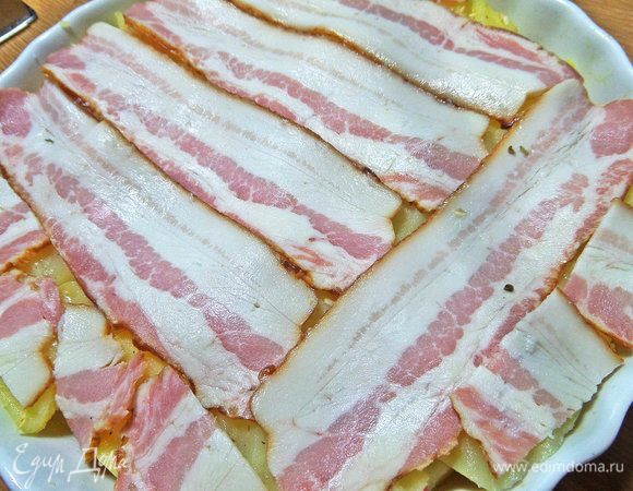 Сверху накрыть беконовыми пластинками. Забегая вперед, советую: бекон поделить на 3 части. Так удобнее будет накладывать и кушать.