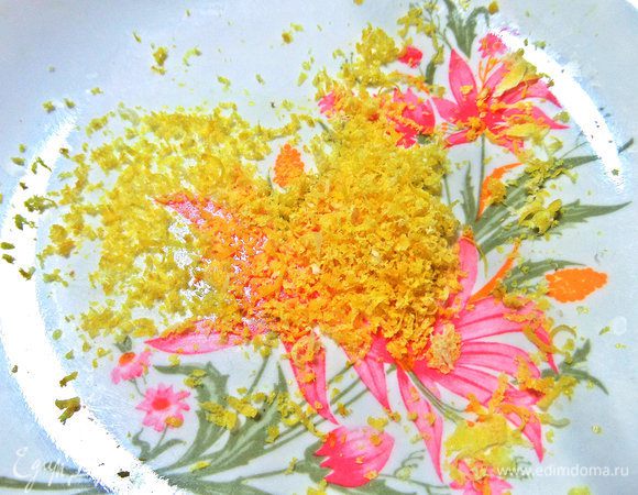 Пока готовим соус. Натереть цедру лимона или лайма.