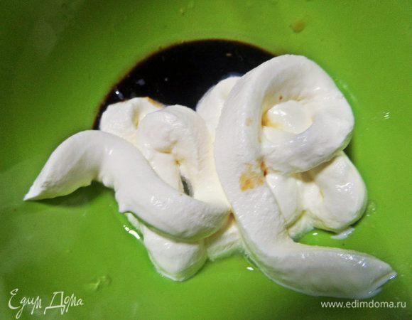 Сметану смешать с соусом и соком лимона (лайма).