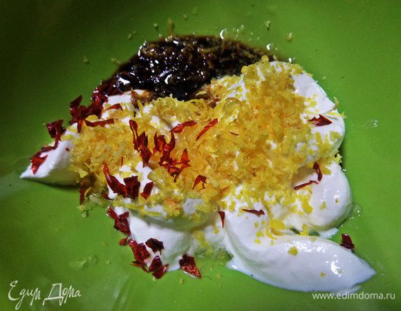 Добавить цедру и чили перец. У меня сушеный, я строгаю кухонными ножницами, удобно.