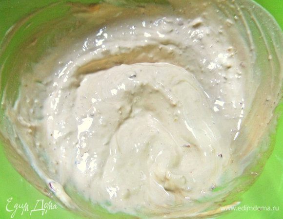 Смешать соус.