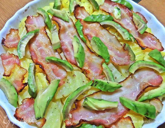 В форму после духовки, нарезать авокадо любым способом.