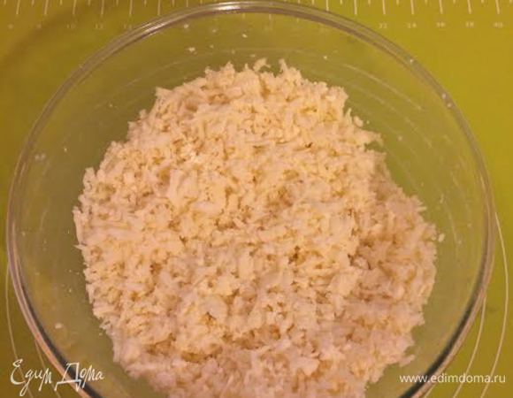 В натертый сыр добавить яичный белок и хорошо перемешать начинку. Желток смешать с молоком.