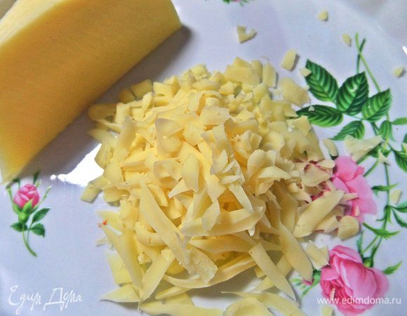 Сыр крупно натереть.