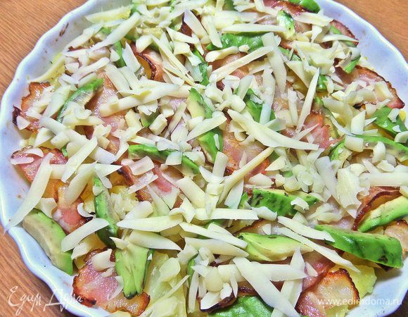 Посыпать сверху тертым сыром. Поставить снова в духовку до расплавления сыра минут на 5-7.