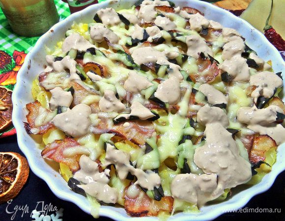 Достать, полить соусом.