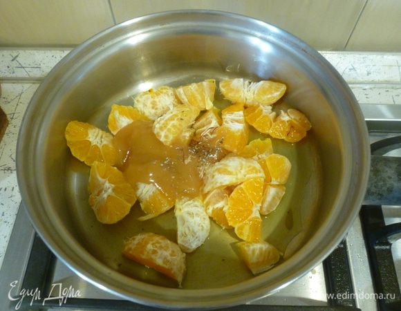 Мандарины очистить, нарезать на 4 части, сложить в сотейник с остальными ингредиентами для соуса. Проварить 15 минут до загустения.
