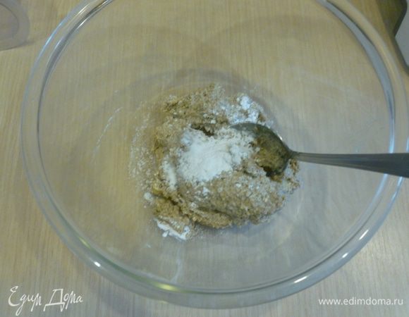 Добавить разрыхлитель, соль, молоко и оставить ненадолго, чтобы масса загустела.
