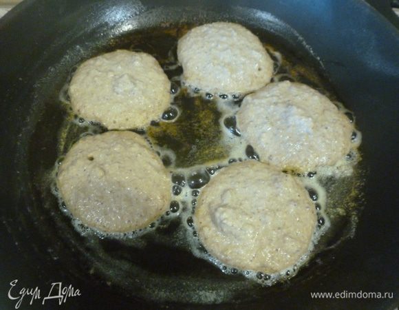 Разогреть в сковороде масло, выкладывать тесто столовой ложкой. Обжарить с двух сторон. 