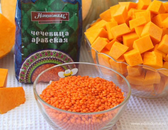 Тыкву очистить, нарезать небольшим кубиком, вес тыквы даю в очищенном виде 1 кг. Отмерить 200 г чечевицы.