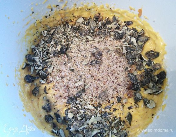 В конце добавить орешки. Я добавила частично орехи и карамелизацированные тыквенные семечки. У меня часто остаются продукты от декора предыдущей выпечки, сейчас семечки и пригодились. 