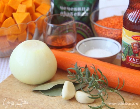 Подготовить остальные ингредиенты: луковицу, чеснок и морковь очистить.