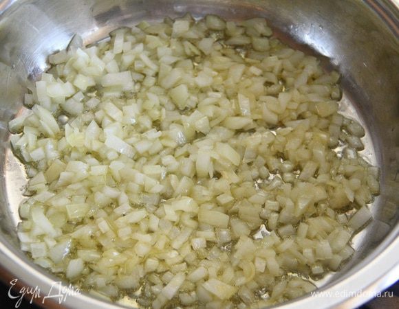 Лук порубить кубиком, обжарить на 3 ст. л. оливкового масла (минут 5).