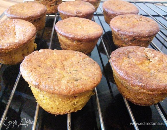 Выпекать маффины в заранее разогретой до 180°С духовке около 20-25 минут. 