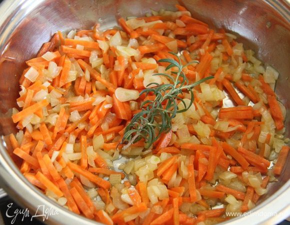 Слегка обжарить, добавить веточку розмарина.