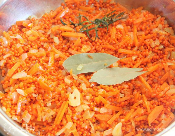 Перемешать, добавить 2 лавровых листа.