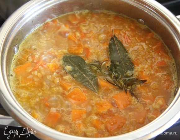 Добавить 1,5-2 л кипятка. Варить суп 20-25 минут.
