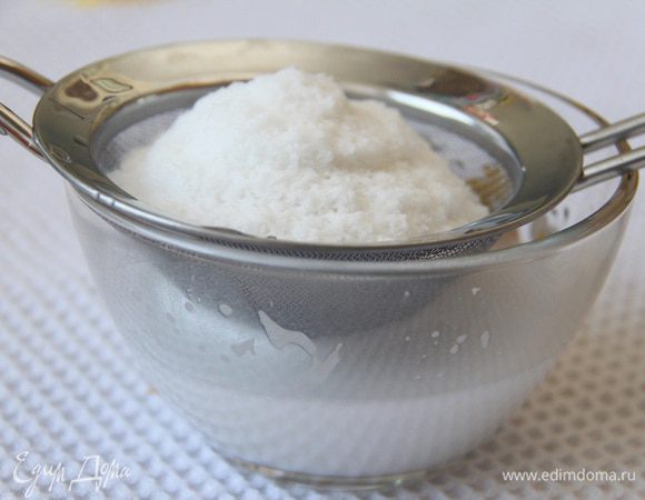 Кокосовую смесь процедить, тщательно отжать, кокосовое молоко готово!